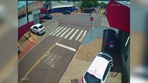 Câmeras mostram acidente que terminou com carro contra fachada de loja em Cascavel