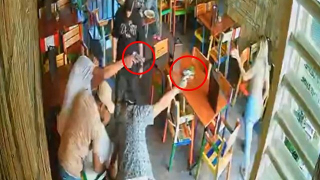 VIDEO | Sujetos rodearon y ejecutaron a tiros a un hombre frente a su familia dentro de un restaurante en Cali