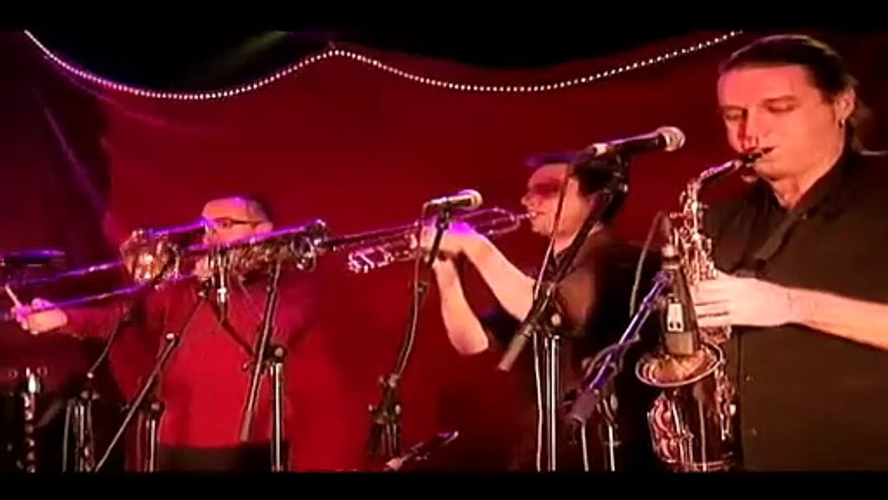 BÉNABAR — “Blouse du dentiste” (live)  (en duo avec Henri Salvador) — (Bénabar Live au Grand Rex) – (2004) — Disque 2