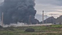 Incendio en las instalaciones de Repsol en el polígono industrial de Escombreras, en Cartagena (Murcia).