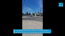 Un auto se quedó sin frenos, subió a la verda y chocó contra un árbol en un transitado cruce de La Plata