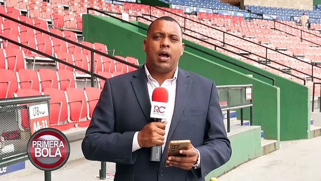 Eloy Jiménez recibe el premio Jugador Más Valioso del Round Robin
