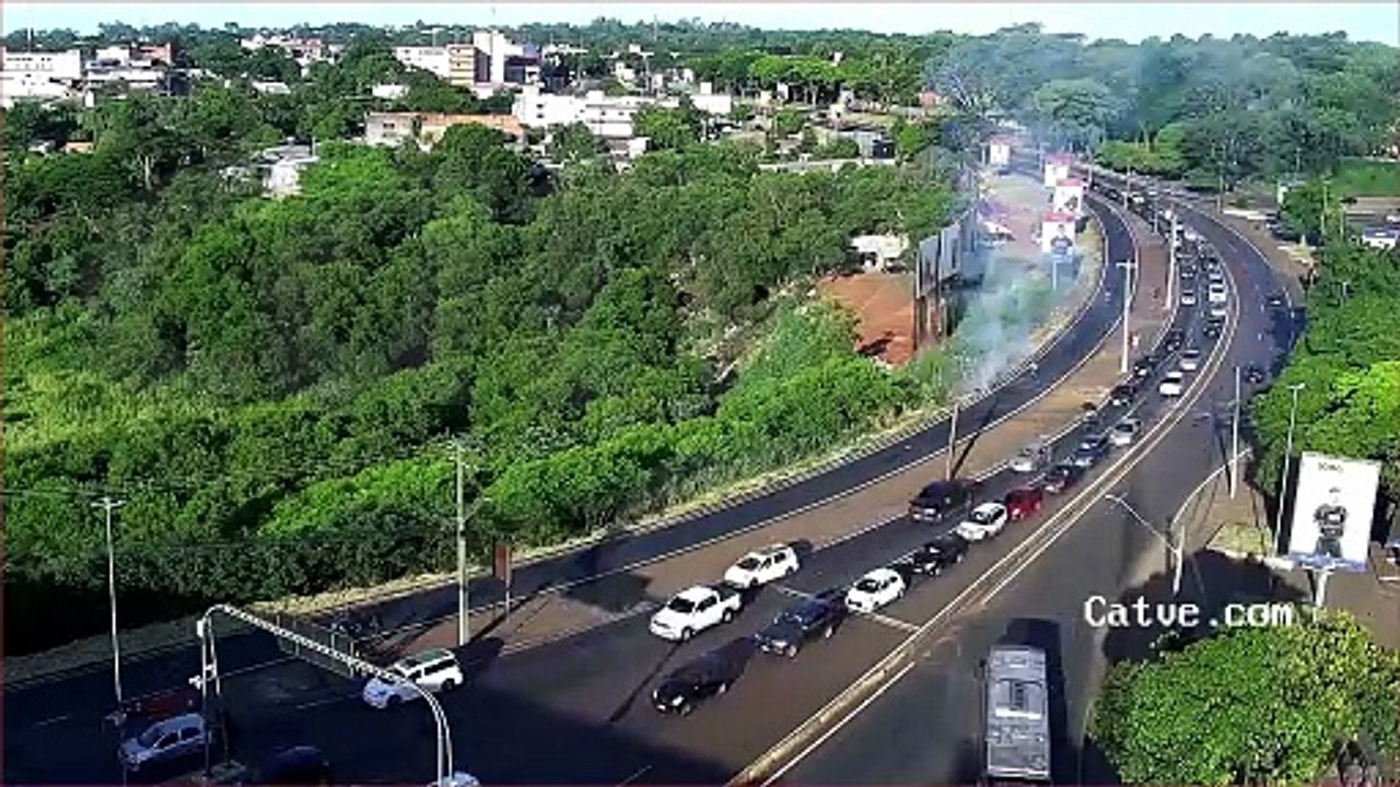 Incêndio em vegetação cobre BR-277 de fumaça próximo da Aduana em Foz do Iguaçu