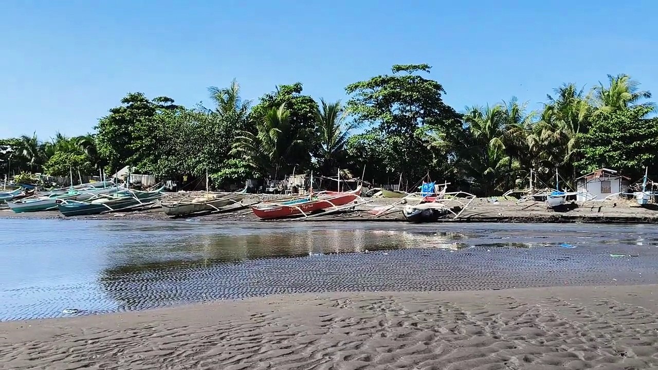 Crystal Clear Water! Enjoying the Beautiful Beach as Summer Approaches 🏖️✨