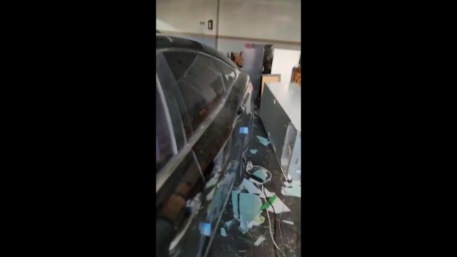 경기 안산에서 식당으로 승용차 돌진...다친 사람 없어 / YTN