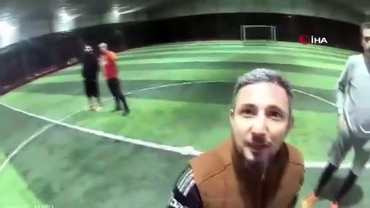 Halı sahanın çatısı çöktü... Futbolcuların koşarak kaçtığı anlar kamerada
