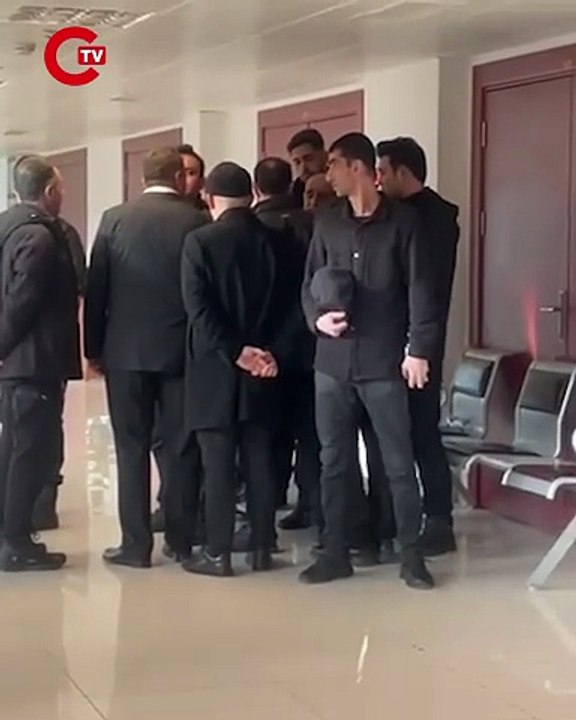 Aziz Ihsan Aktas, 15'e yakin korumayla durusma salonuna geldi