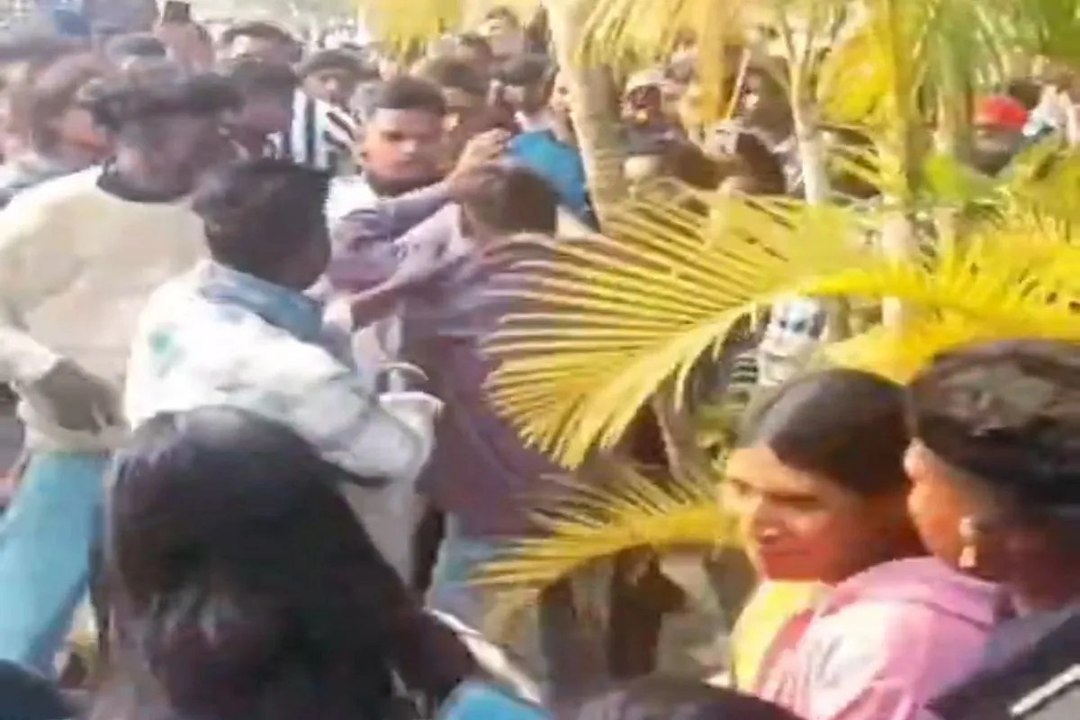 Video: गणतंत्र दिवस के दिन वाटर पार्क में युवक-युवतियों के बीच जमकर मारपीट, वीडियो वायरल