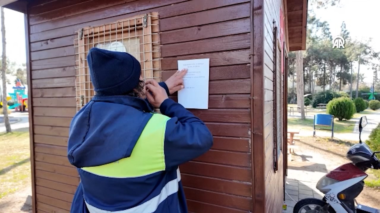 Temizlik işçisi parkta bulduğu cep telefonunu sahibine ulaştırdı