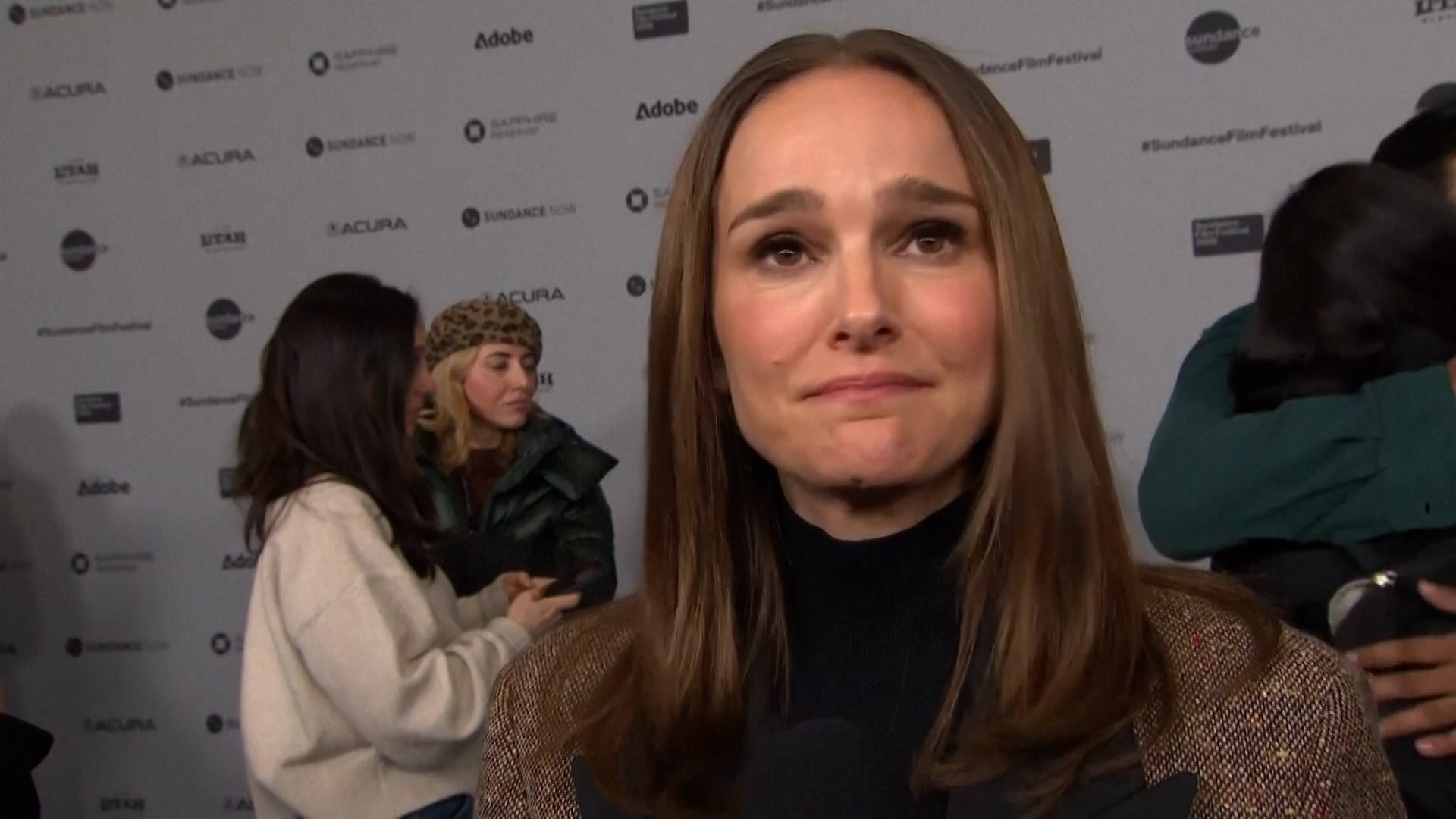 En el marco del Festival de Cine de Sundance 2026, la actriz Natalie Portman alz� la voz contra los presuntos abusos del Servicio de Control de Inmigraci�n y Aduanas (ICE) en Estados Unidos, generando un fuerte eco medi�tico internacional. Portman &mdash;junto a Jenna Ortega y Olivia Wilde&mdash; critic� duramente la actuaci�n de ICE durante una ola de protestas desencadenada por el tiroteo mortal del enfermero Alex Pretti en Minneapolis por parte de agentes federales, un hecho que ha conmocionado al pa�s.

"Es absolutamente indignante y debe detenerse", declar� Portman en el festival, donde luci� un pin con la frase "ICE Out" para visibilizar su rechazo. Ortega, coprotagonista de la pel�cula The Gallerist presentada en Sundance, coincidi� en que es "dif�cil" celebrar cine en un contexto tan doloroso.

Las declaraciones se produjeron en un ambiente de protestas nacionales y cr�ticas hacia el gobierno federal por la falta de sanciones a los agentes implicados. Celebridades y asistentes de Sundance se sumaron al movimiento con insignias y manifestaciones, elevando el debate sobre derechos civiles, control migratorio y uso de la fuerza.