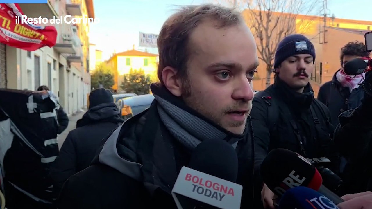 I manifestanti del picchetto anti sfratto alla Bolognina: "La solidarietà ha vinto". Il video