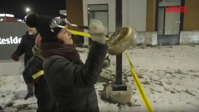 Pentole, padelle e utensili da cucina: la manifestazione a Minneapolis davanti all'hotel in cui alloggia Bovino