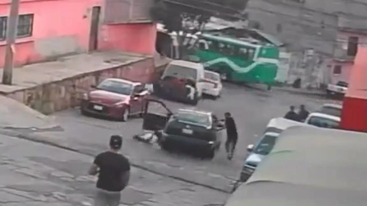 Bevono in strada poi l’auto scappa in discesa: il video