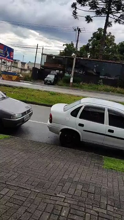 Vídeo feito por um vizinho a uma casa assaltada no bairro Uberada
