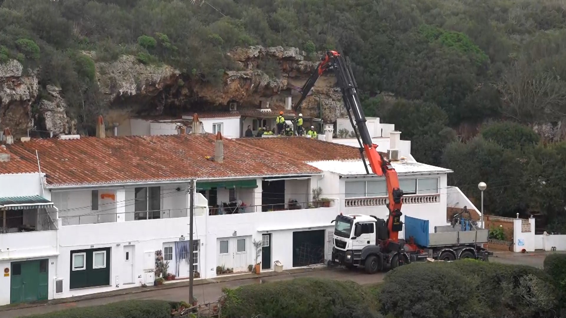 Una madrugada de luto ha sacudido a la isla de Menorca tras un desprendimiento de rocas de grandes dimensiones que ha impactado directamente contra una vivienda en la urbanizaci�n Cala Sant Esteve, situada en el municipio de Es Castell. El suceso, que tuvo lugar este martes alrededor de las 5:27 horas, ha resultado en el fallecimiento de un hombre de aproximadamente 65 a�os y ha dejado a una mujer de unos 60 a�os herida de gravedad.