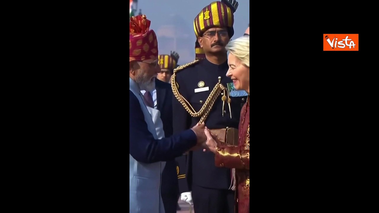 Von der Leyen in abiti tradizionali indiani con premier Modi a parata Repubblica a Nuova Dheli