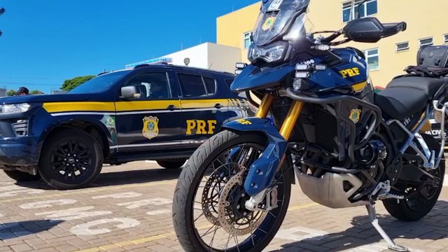 Adolescentes são conduzidos à delegacia após tentativa de fuga e apreensão de maconha na BR-277, em Cascavel