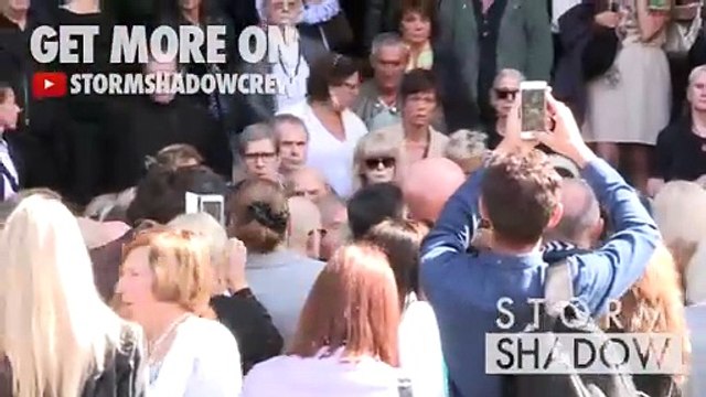 2017 – Johnny Hallyday – Pascal Desprez, Alain Delon et Johnny aux funérailles de Mireille Darc (Stormshadows, 1er septembre)