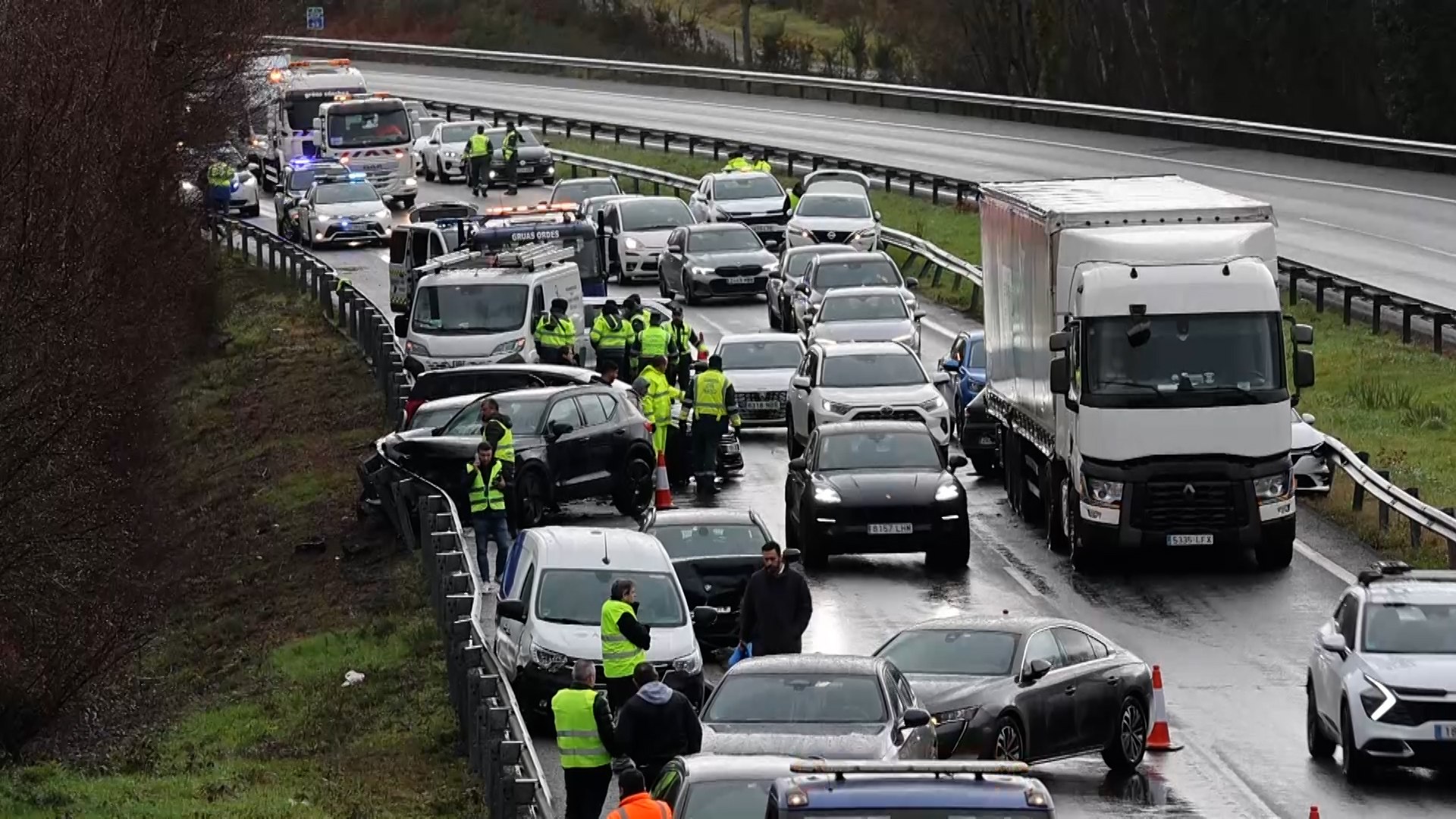 Varias personas resultaron heridas este martes por la ma�ana en una colisi�n m�ltiple registrada en la autopista AP-9, a su paso por el municipio coru��s de Oroso, entre ellas dos diputados del Partido Popular en el Parlamento de Galicia. El accidente, en el que se vieron implicados m�s de una veintena de veh�culos, provoc� importantes retenciones y el corte temporal de la v�a.

Seg�n inform� la Guardia Civil, el siniestro tuvo lugar alrededor de las 09:10 horas, en el kil�metro 53 de la AP-9, en sentido Pontevedra, coincidiendo con el paso de la borrasca Joseph, que ha dejado en Galicia fuertes rachas de viento de hasta 146 km/h y lluvias intensas. Las primeras estimaciones sit�an entre 21 y 24 turismos los implicados en el choque.

Como consecuencia del accidente, varias personas resultaron heridas, una de ellas de gravedad. Entre los afectados se encontraban los diputados auton�micos del PP Gonzalo Trenor y Roberto Rodr�guez, que fueron atendidos por los servicios de emergencia desplazados hasta el lugar.

El siniestro gener� m�s de dos kil�metros de retenciones y oblig� a cortar inicialmente la autopista en sentido Santiago para veh�culos pesados. A lo largo de la ma�ana, la circulaci�n se fue restableciendo de forma progresiva y, pasado el mediod�a, la AP-9 recuper� la normalidad, seg�n confirmaron fuentes de Tr�fico.

La Guardia Civil mantiene abierta una investigaci�n para esclarecer las causas del accidente.