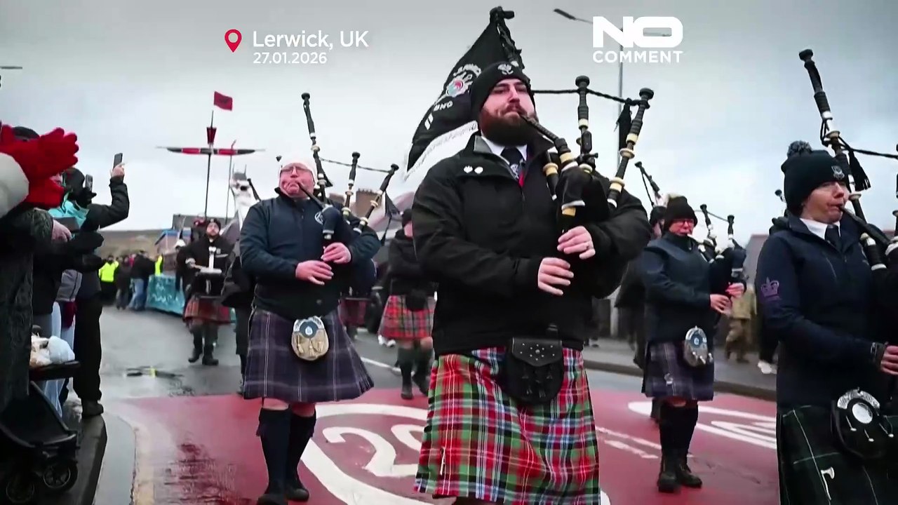 Schottische Wikinger marschieren für Up Helly Aa durch die Straßen