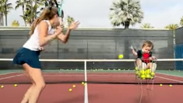 La piccola raccattapalle conquista il web: la bambina che aiuta la mamma a tennis fa sorridere tutti