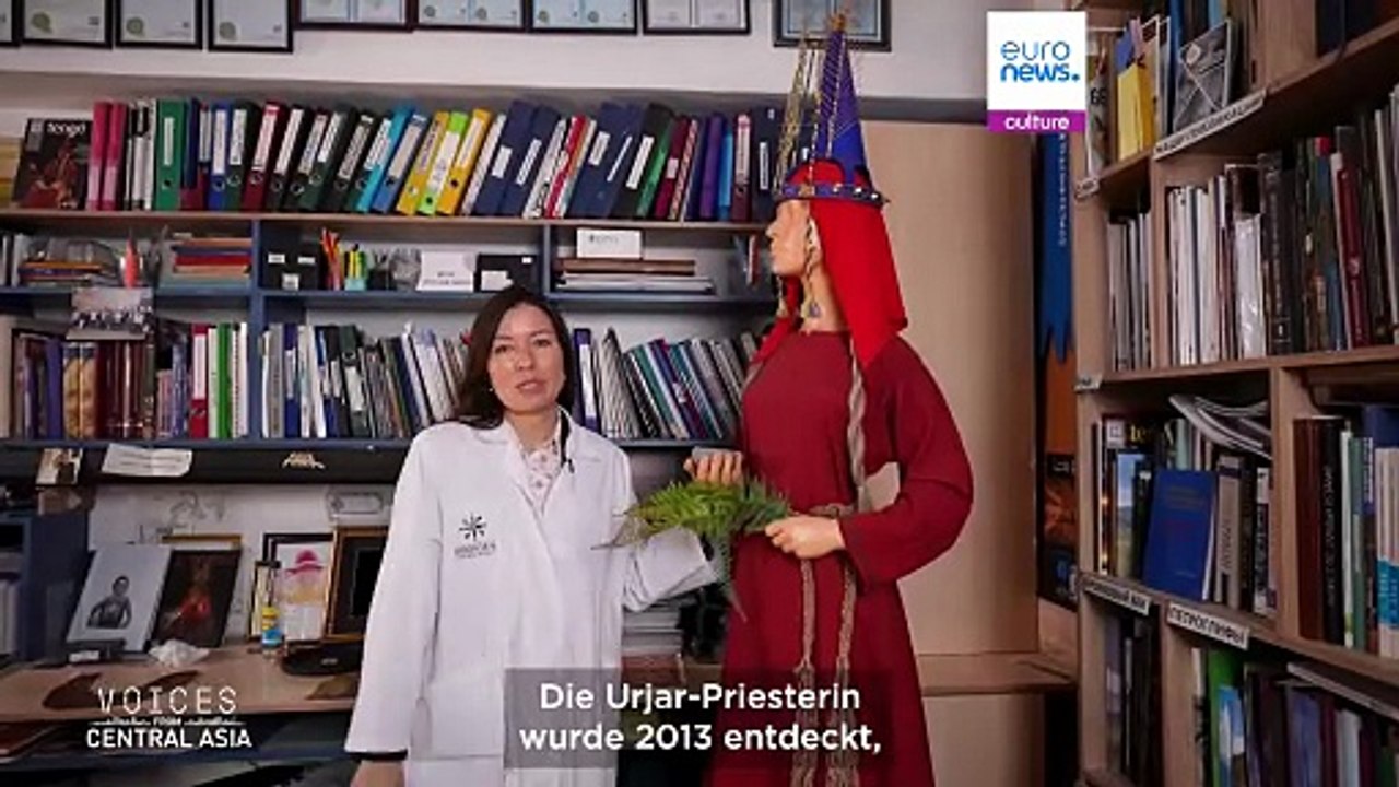 Im restaurierungslabor, das die vergangenheit zentralasiens bewahrt, artefakt für artefakt