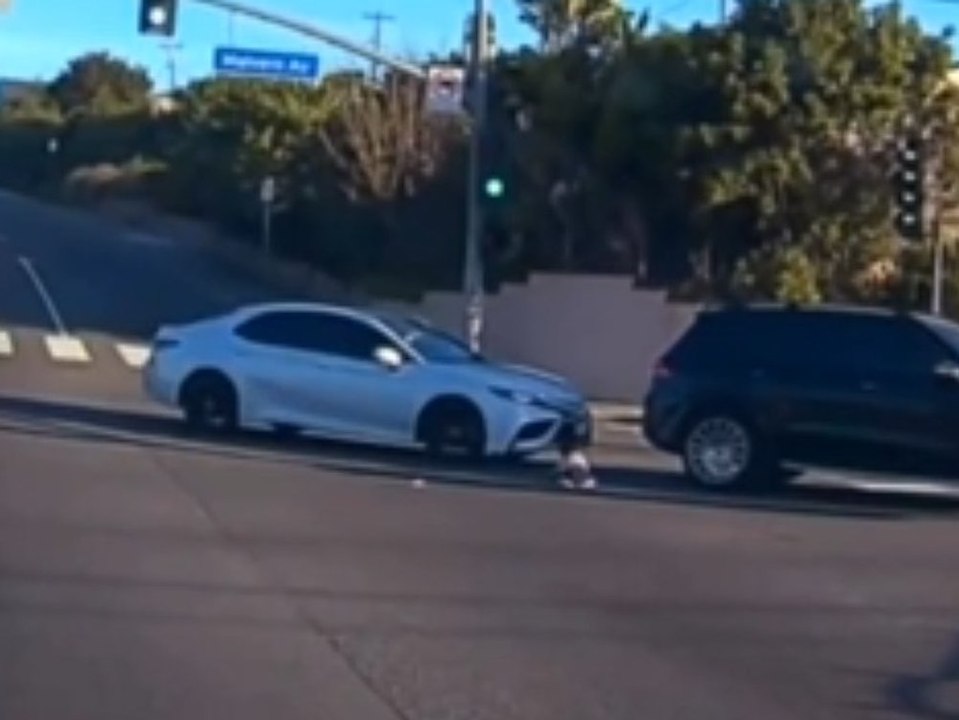 Mitten auf der Kreuzung: Kleinkind fällt aus Auto