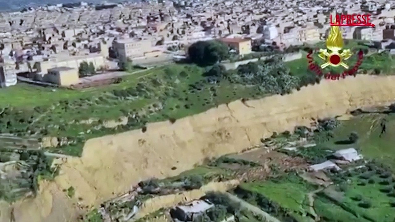 Niscemi, il sopralluogo aereo dei vigili del fuoco sulla frana