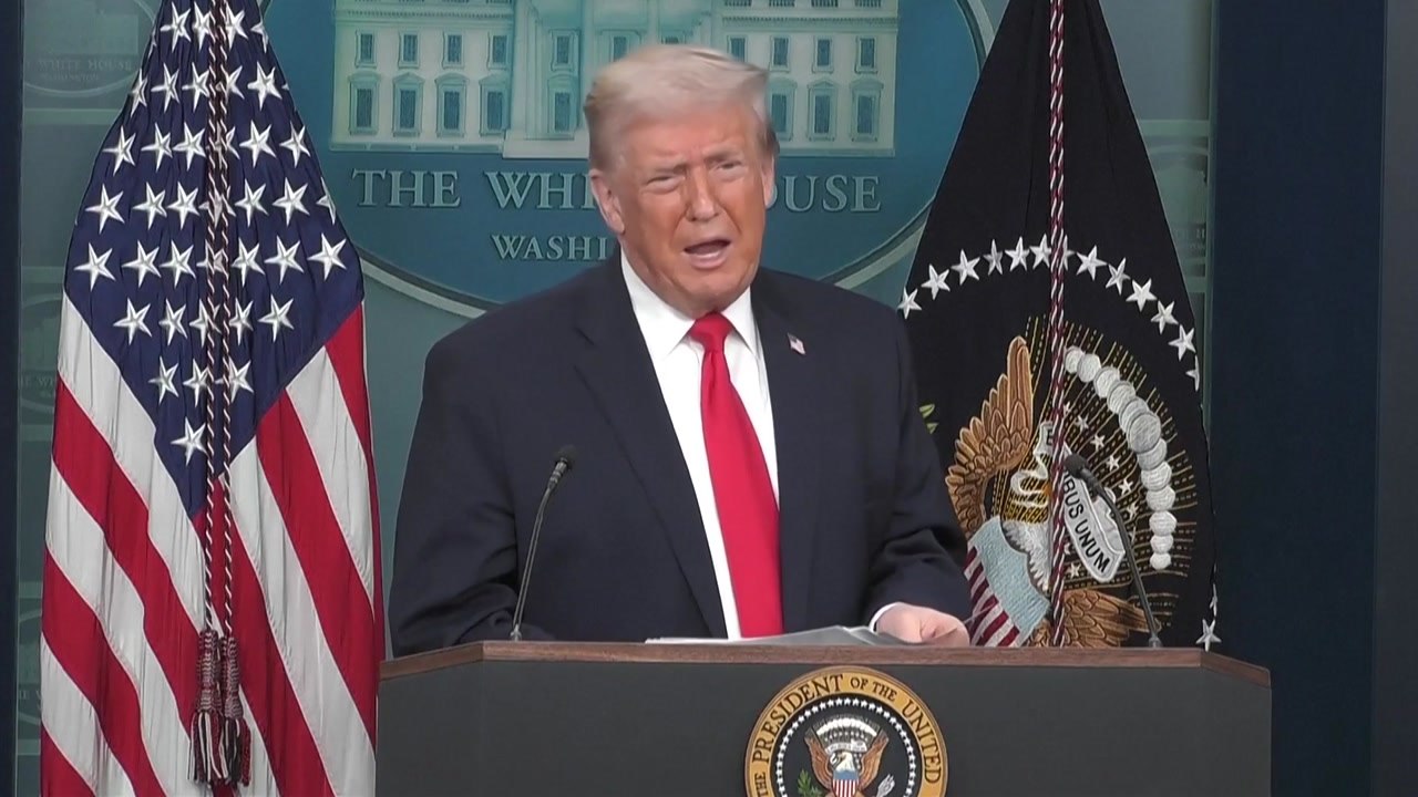 트럼프 "한국에 관세 25%로 인상...국회, 무역 합의 이행 안 해" / YTN