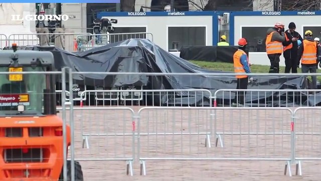 Milano Cortina 2026, il braciere olimpico viene montato all'Arco della Pace