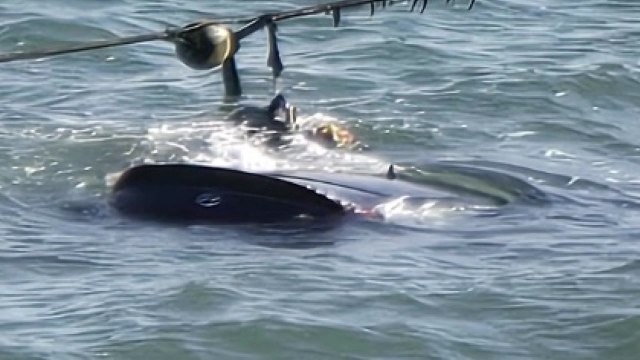 안산 메추리섬에서 승용차 바다로 추락...30대 숨져 / YTN