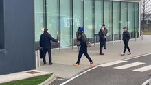 VIDEO FCIN1908 / Champions, Inter in partenza per Dortmund: l'arrivo all'aeroporto di Thuram