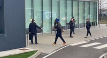 VIDEO FCIN1908 / Champions, Inter in partenza per Dortmund: l'arrivo all'aeroporto di Thuram