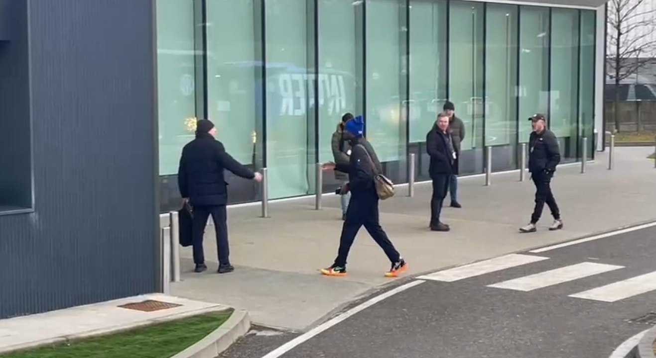 VIDEO FCIN1908 / Champions, Inter in partenza per Dortmund: l'arrivo all'aeroporto di Thuram
