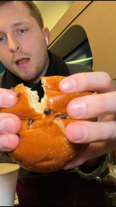 Le petit déjeuner dans le train SNCF, ça donne quoi ? 😱✨Cookie, cake citron–pavot, brownie ou brioche aux pépites de chocolat…J’ai pris tout ce qui était disponible au wagon-bar, avec bien évidemment mon petit café 💪☕✨Et toi, t’aurais pris quoi ? 👀🍰