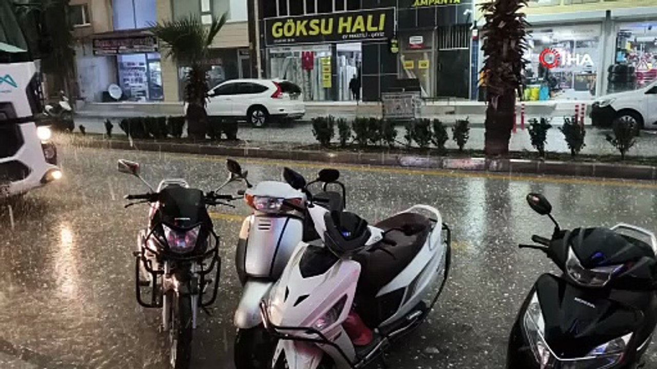 Şiddetli dolu yağışı felakete dönüştü: Araçlar ve tarım alanları zarar gördü
