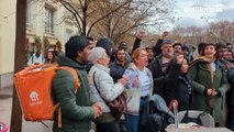 Migrantes sin papeles y colectivos sociales celebran la regularización frente al Congreso: “Salir a la calle sin miedo es un logro”