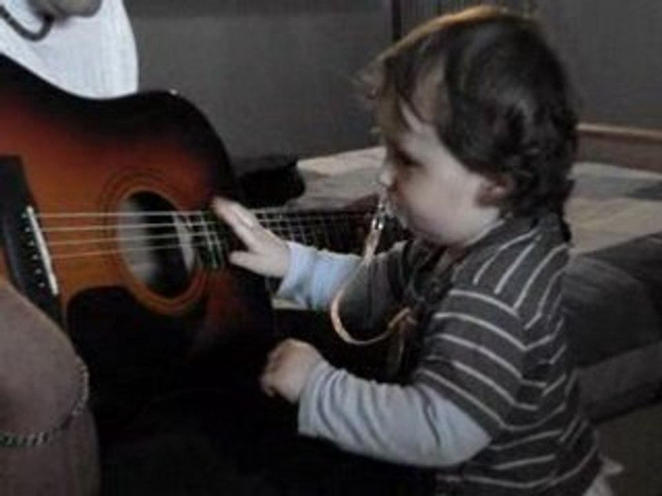 Lorenzo joue de la guitare