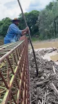 Sedimentos y palos acumulados en un puente del Pilcomayo