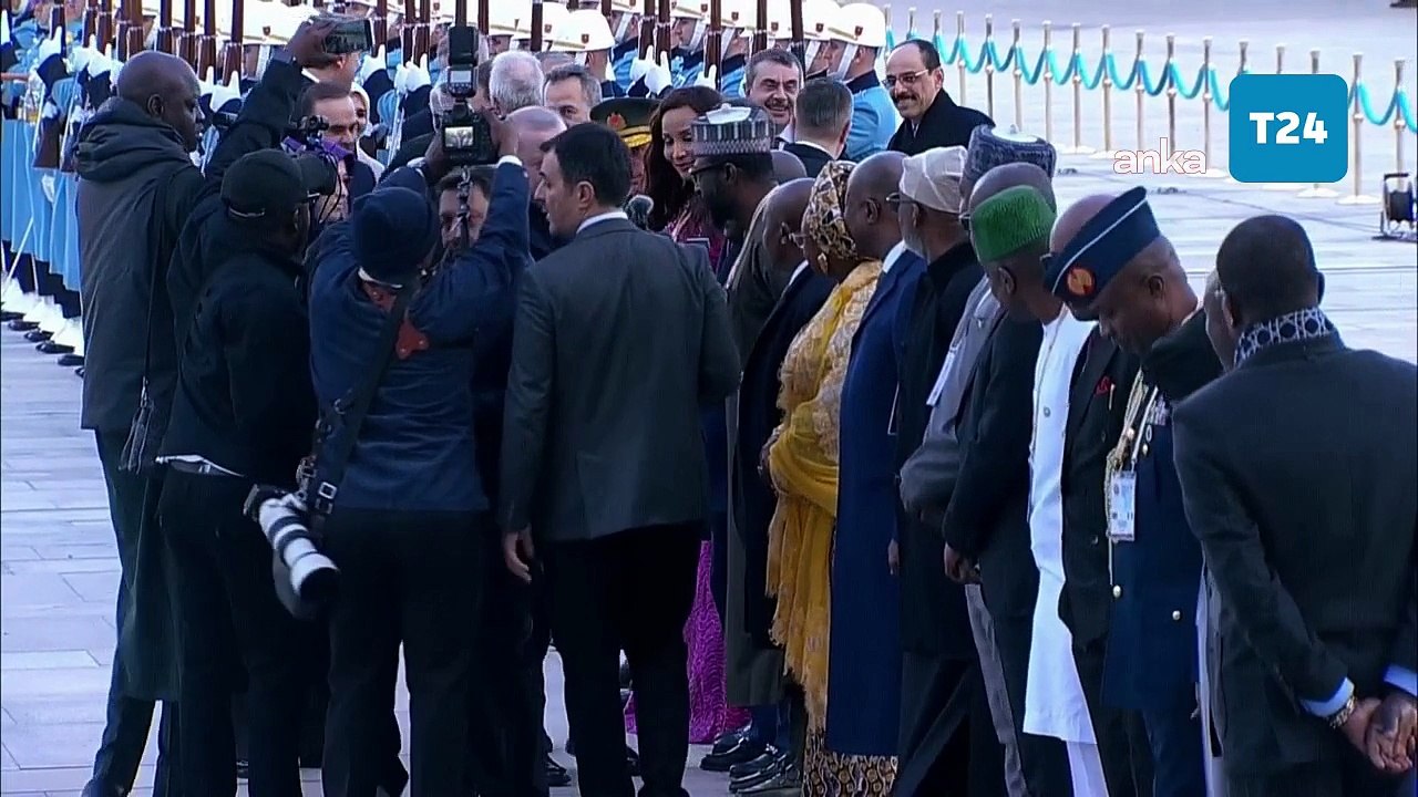 Nijerya Cumhurbaşkanı Tinubu, Cumhurbaşkanlığı'ndaki karşılama töreninde düştü