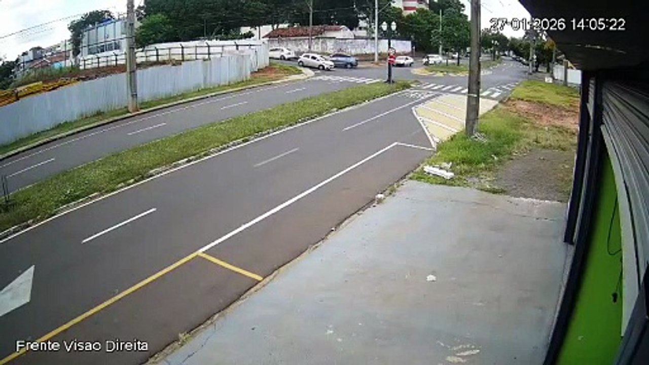 Carro bate em veículo na Av. Rio Grande do Sul, em Umuarama