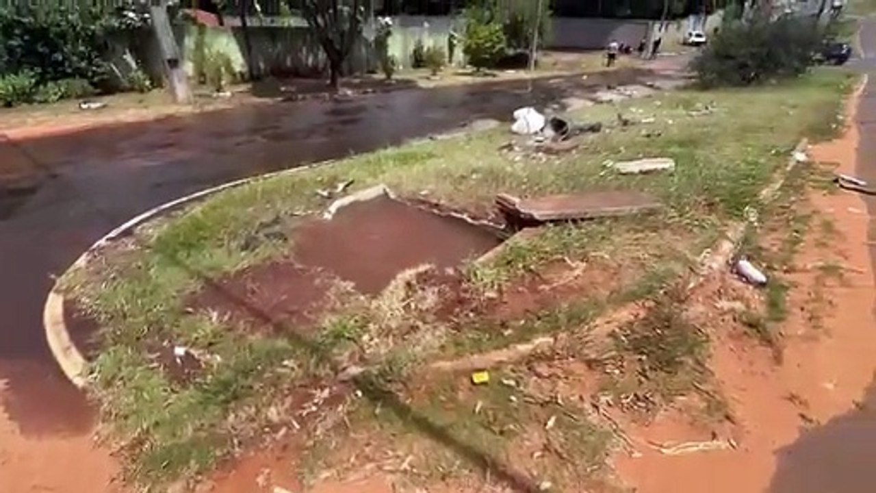 Carro derruba poste na Av. Rio Grande do Sul, em Umuarama