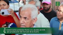 Comerciantes protestan frente a la  alcaldía del D.N. por privatización del mercado de la Duarte