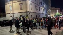 Corteo Pro Pal non autorizzato dalla Questura, studenti minorenni sfidano la Digos