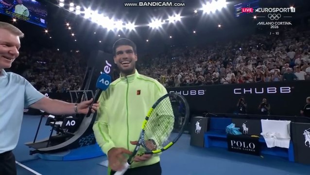 Open d'Australie - Petite séance de jonglage avec sa raquette : Carlos Alcaraz fait le show après sa qualification en demi-finale