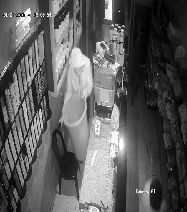 "محمود عقل يواجه السارقين وجهاً لوجه.. والأمن يضبط أحدهم"