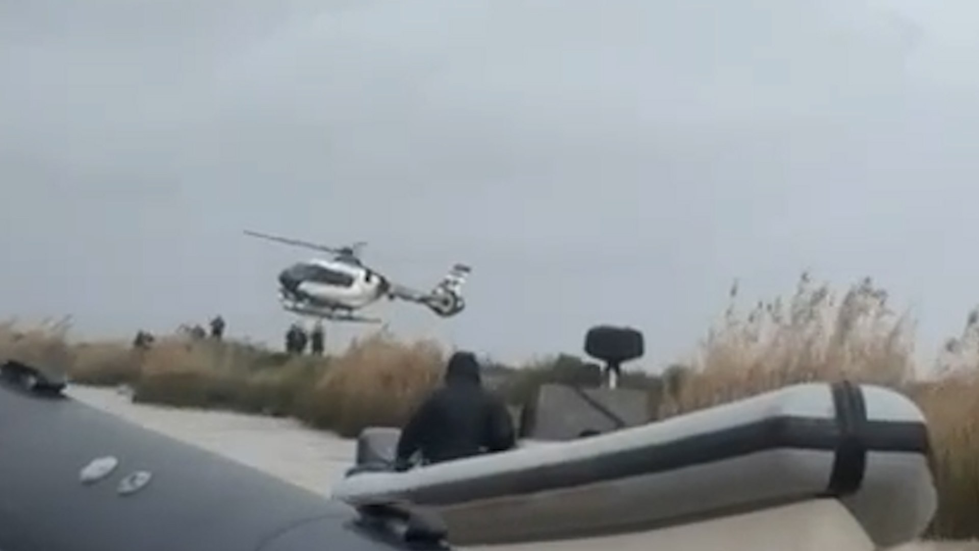 La Guardia Civil ha detenido a cuatro personas en una operaci�n contra el narcotr�fico en el r�o Guadalquivir, en esta ocasi�n en el ca�o denominado Brazo de la Torre, en el t�rmino municipal de Aznalc�zar (Sevilla).
Los hechos se produjeron el pasado s�bado, cuando se localizaron varias embarcaciones semirr�gidas y se produjo un tiroteo cuando sus ocupantes fueron sorprendidos por los agentes.
Seg�n la Guardia Civil, los integrantes de esas lanchas "buscaban, al parecer, refugio por las inclemencias meteorol�gicas", de modo que se activ� un operativo con la intervenci�n del Servicio A�reo junto con el GAR para su interceptaci�n.

Los agentes fueron sorprendidos por disparos desde una de las embarcaciones, por lo que los guardias civiles respondieron al fuego con disparos intimidatorios, a�ade el comunicado. Tambi�n destaca que si bien la actuaci�n finaliz� sin heridos por armas de fuego, tres componentes del GAR fueron atendidos por lesiones de car�cter leve como consecuencia de las actuaciones.