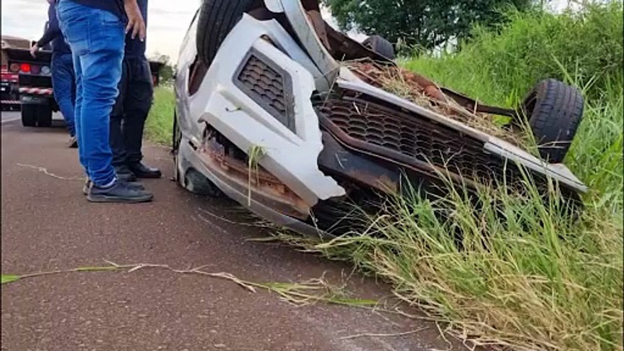 Condutor desvia de carro na contramão e escapa ileso após Voyage capotar na BR-163 em Cascavel