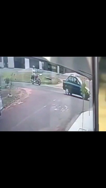 Vídeo mostra carro rampando no meio-fio e atingindo poste em Umuarama