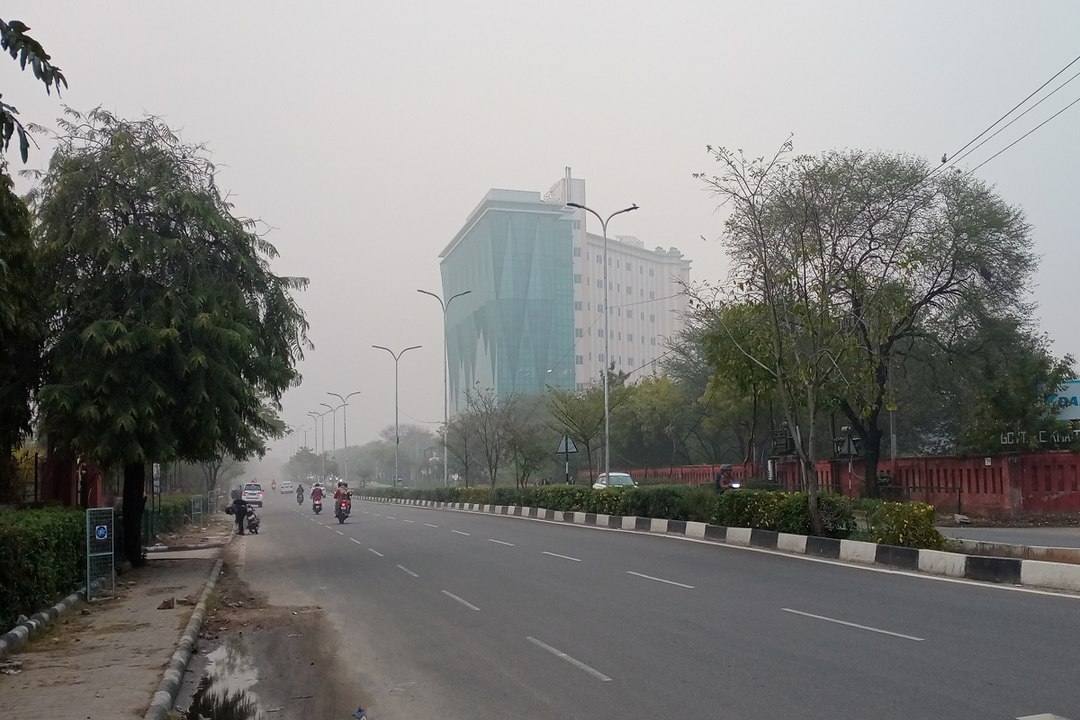 Rajasthan Weather : जयपुर में मौसम का मिजाज सर्द, आज सवेरे शहर में छाया हल्के से भारी कोहरा